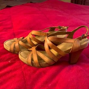 Quality and comfort. Open toe padded Sandals.